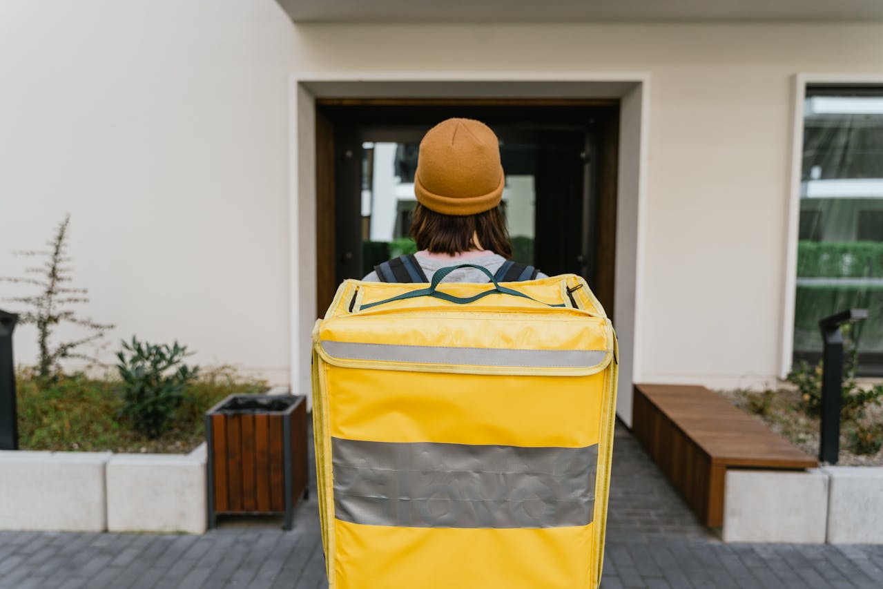 Akár 800 ezer forintos havi kereset futárként? Debrecenben is bővít az Original Delivery